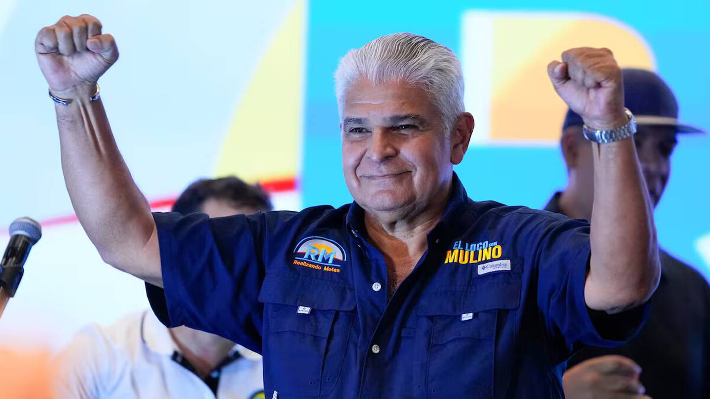 El candidato presidencial José Raúl Mulino celebra tras ganar las elecciones generales en Ciudad de Panamá, el domingo 5 de mayo de 2024.
Foto: MATIAS DELACROIX (AP)