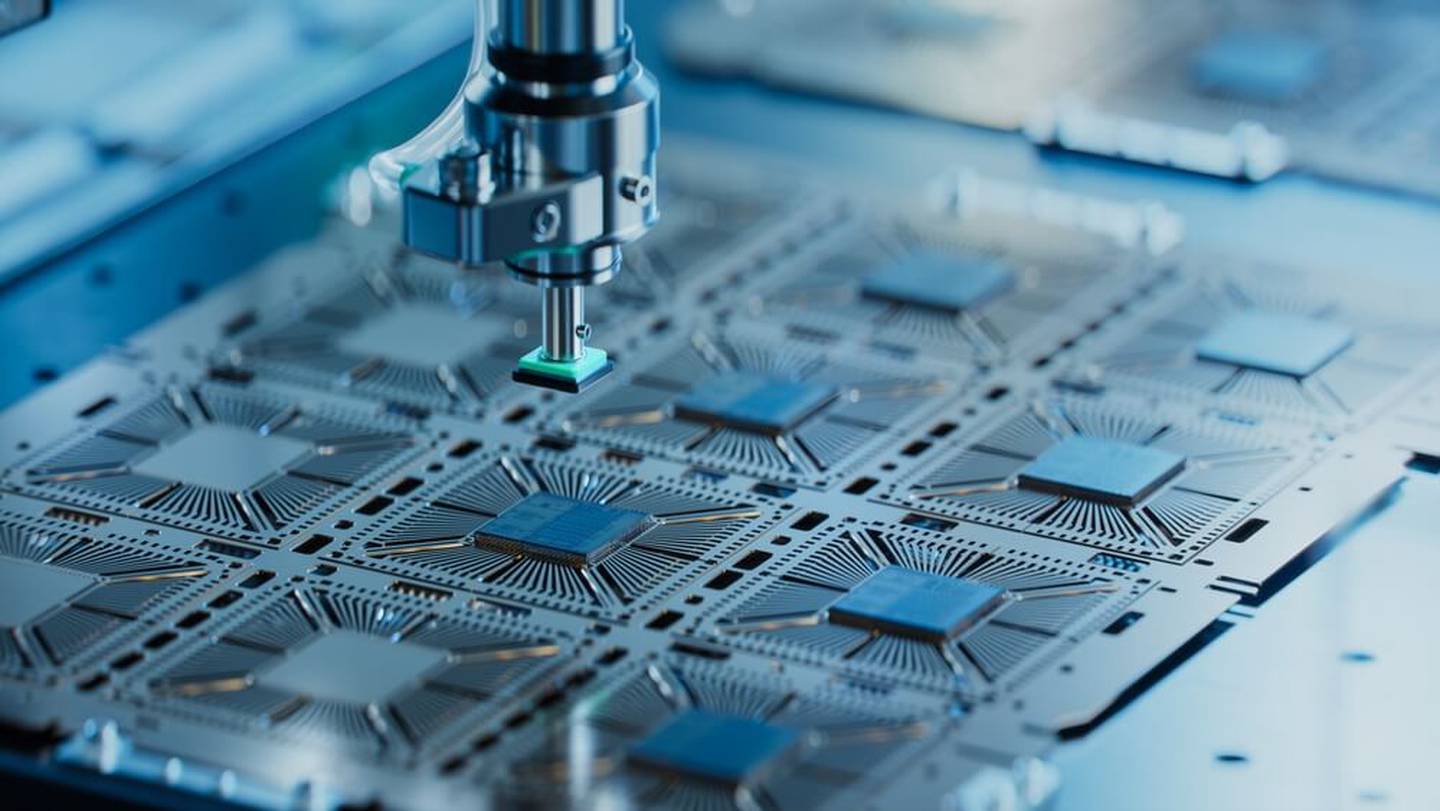 Tecnología indispensable. Los semiconductores son fundamentales para los microchips y circuitos que integran la mayoría de los artículos que utilizamos cotidianamente. Asegurar su cadena de suministros es esencial para el comercio global.