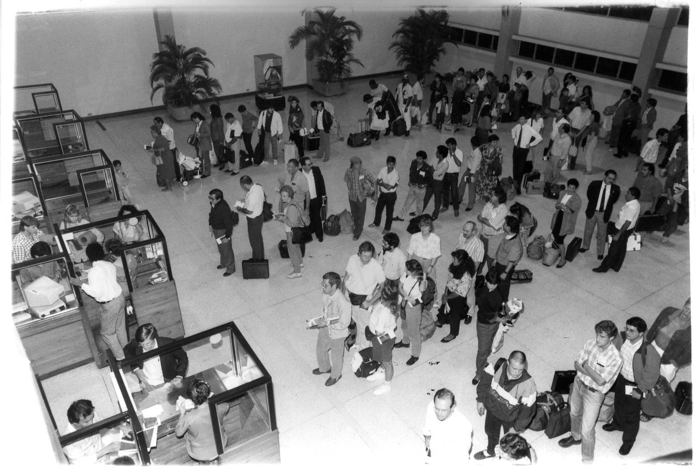 Así lucía en 1989 el salón donde los viajeros que ingresaban a Costa Rica esperaban para cumplir sus trámites migratorios en el Aeropuerto Juan Santamaría.